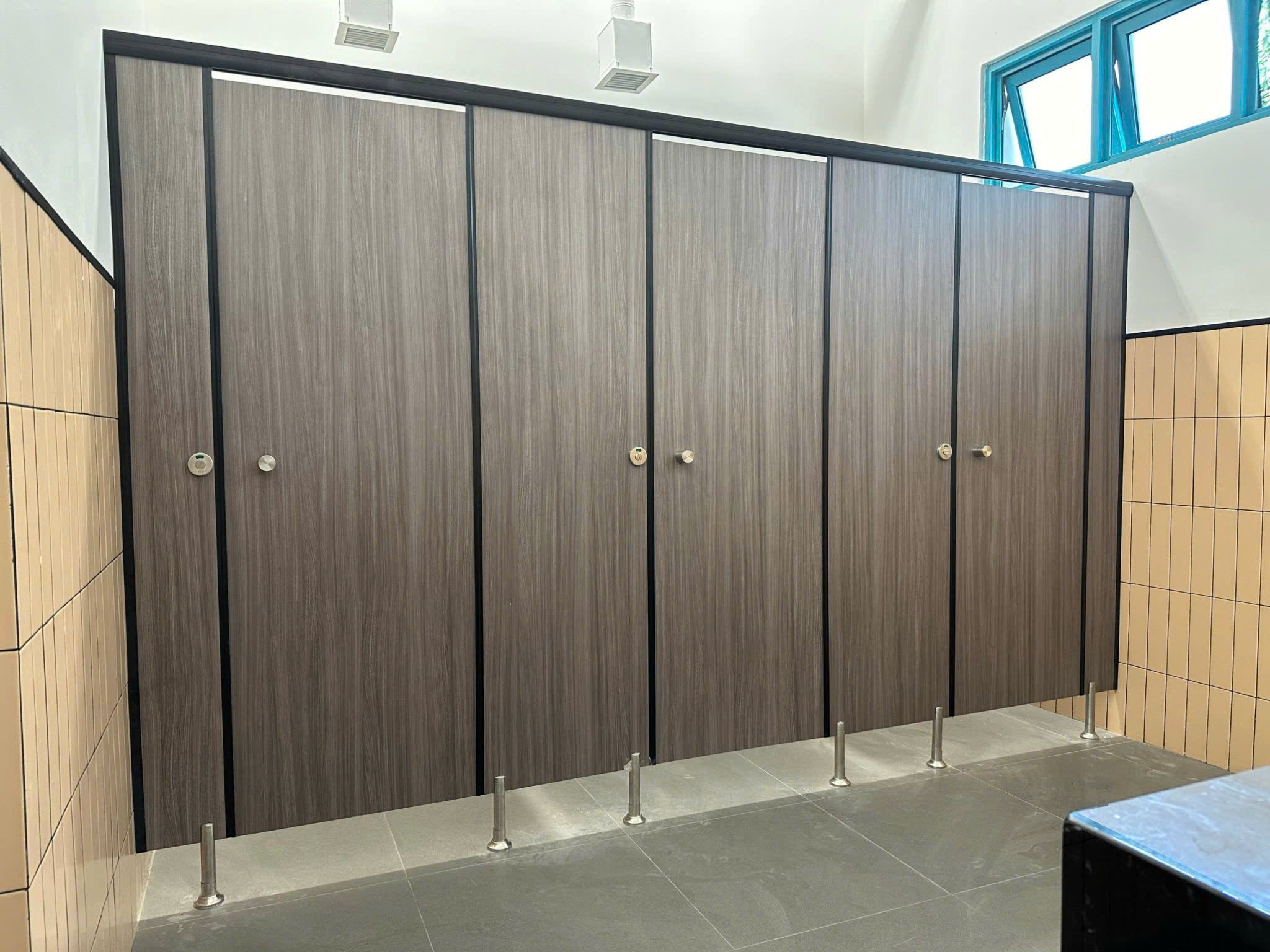 vách vệ sinh toilet hpl