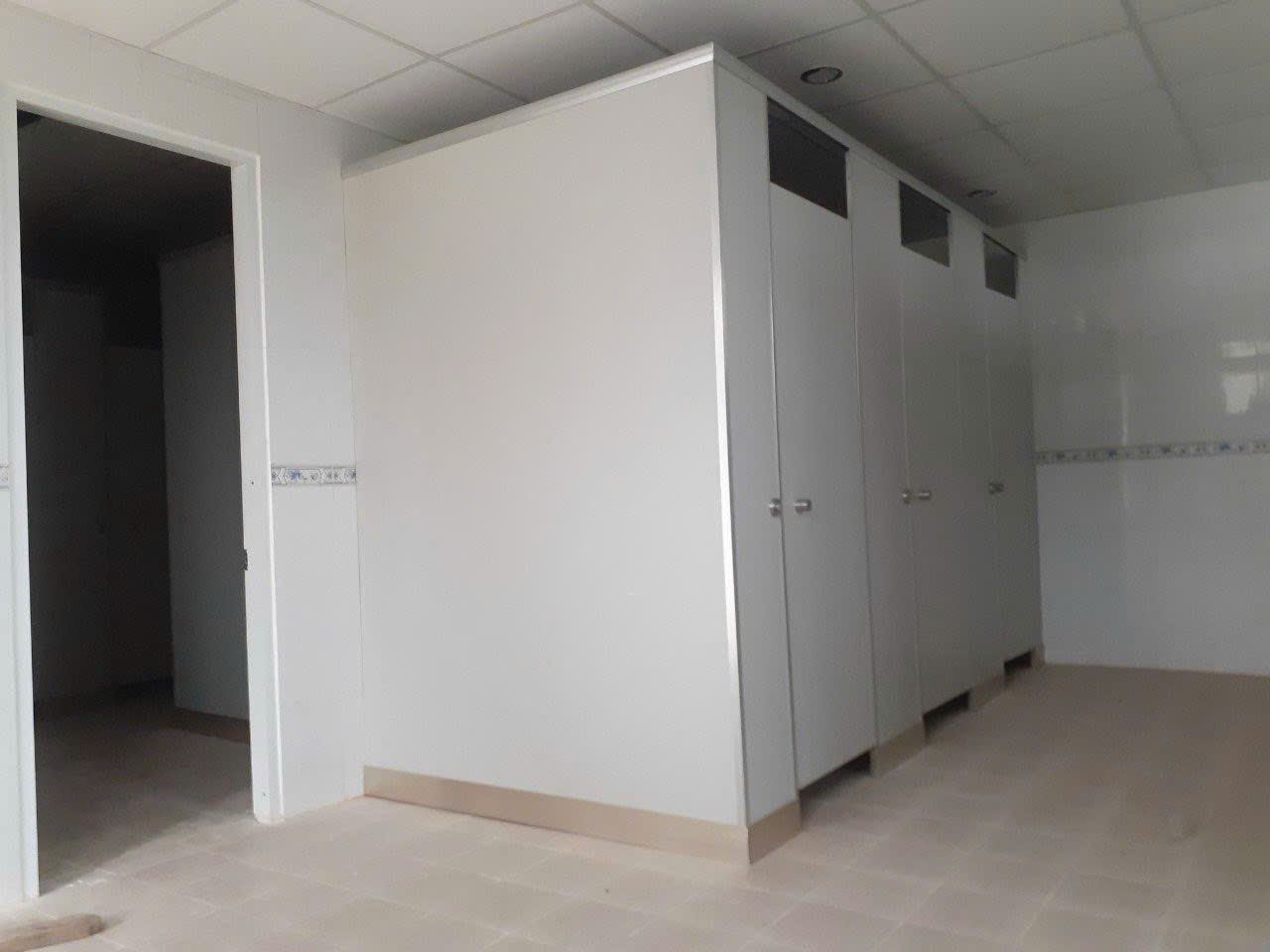 Mẫu vách vệ sinh 12mm màu xám