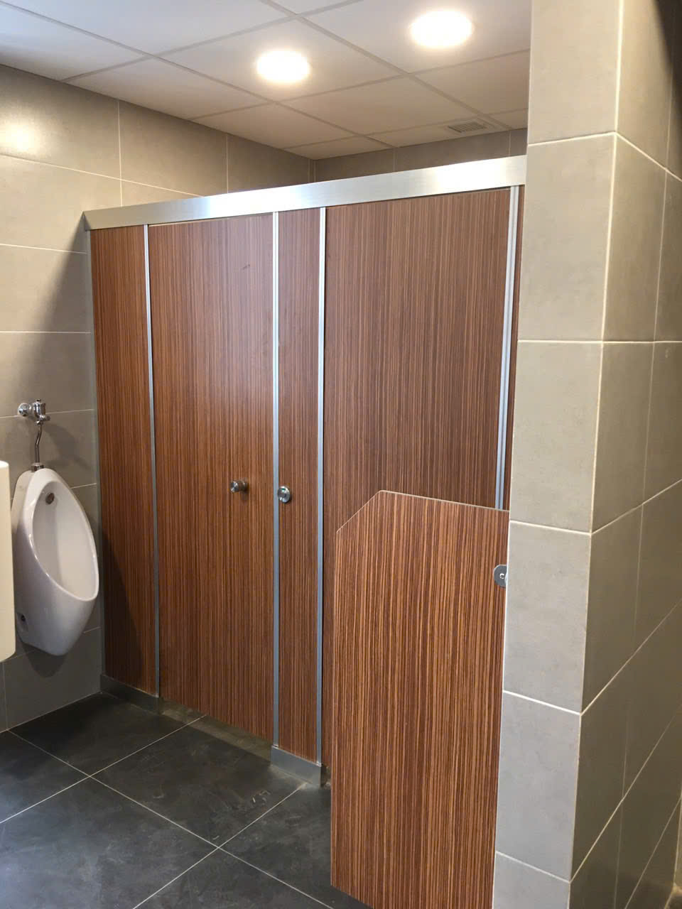 vách ngăn vệ sinh vân gỗ
