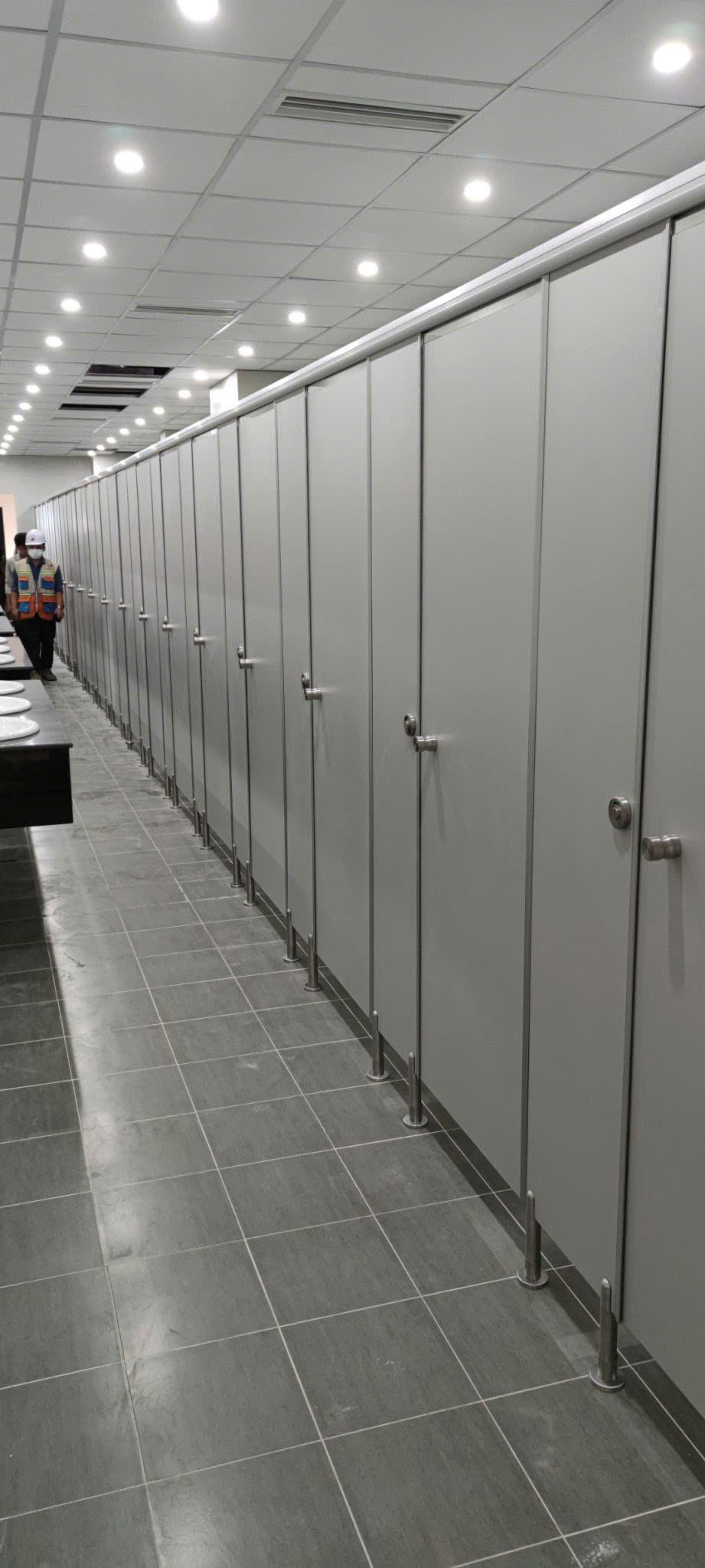 Mẫu vách ngăn vệ sinh toilet nhà xường màu ghi xám