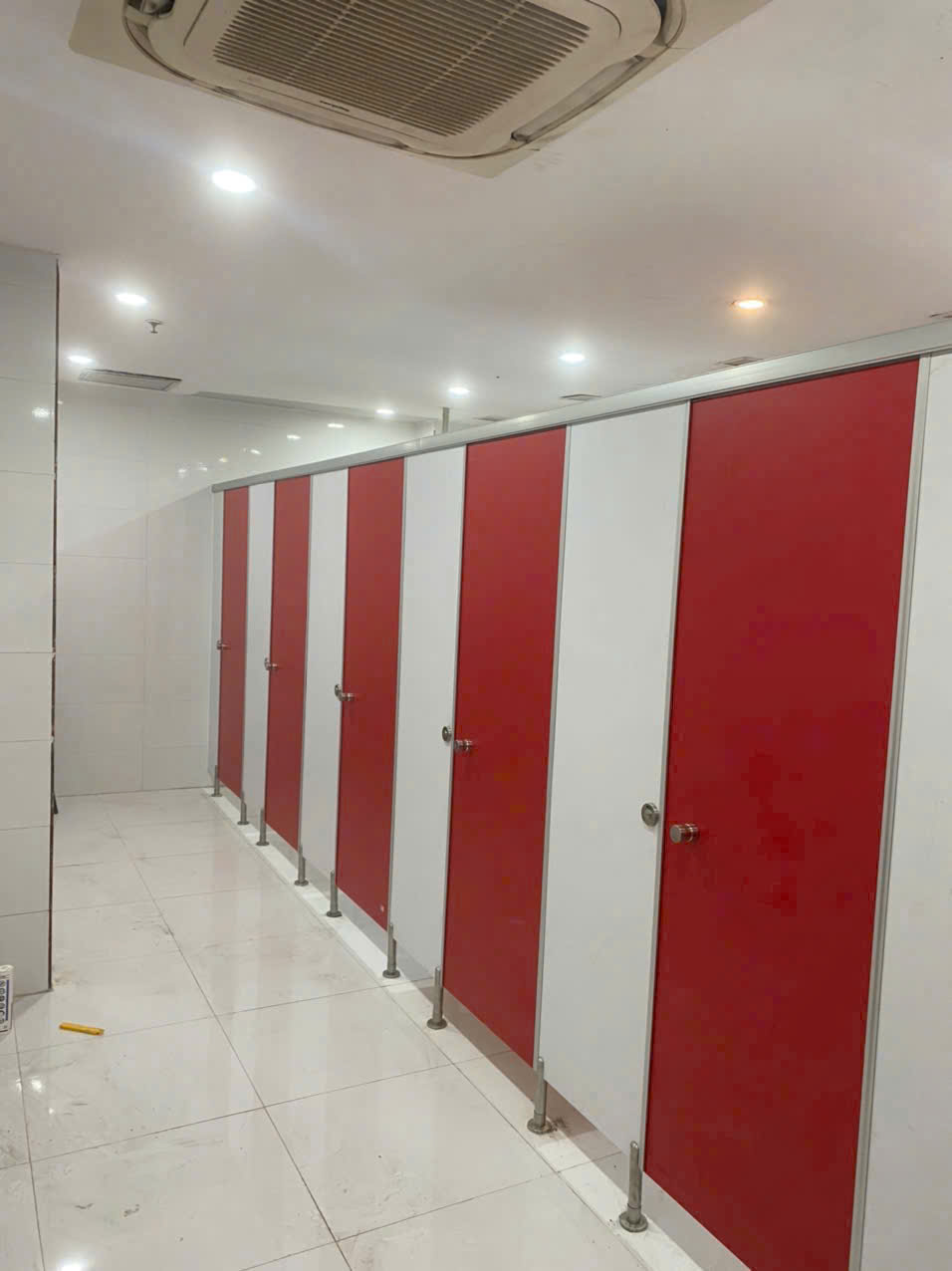 Vách ngăn vệ sinh Compact HPL văn phòng