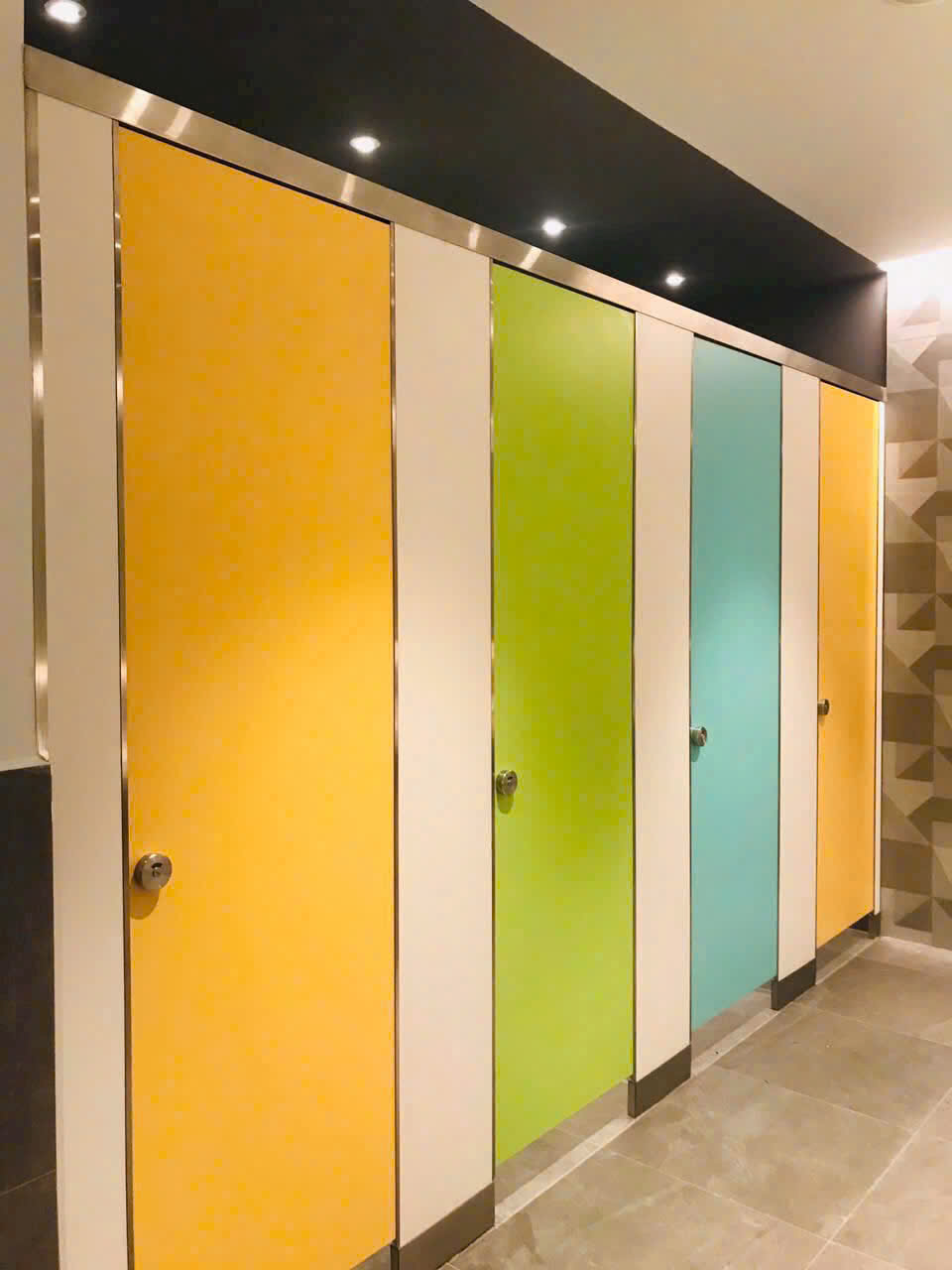Thi công vách ngăn vệ sinh Compact HPL hoàn thiện