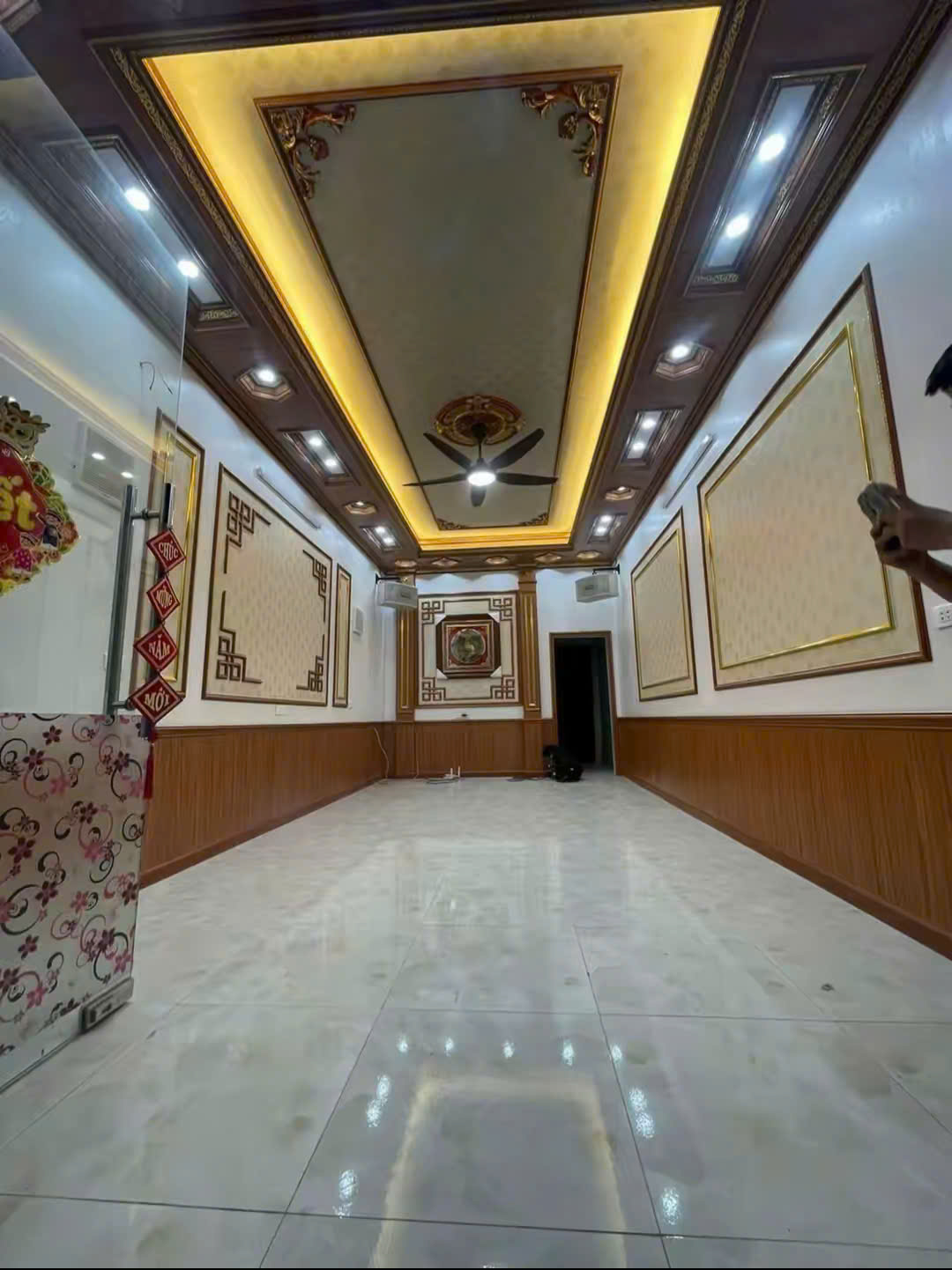 trần nhựa phòng khách
