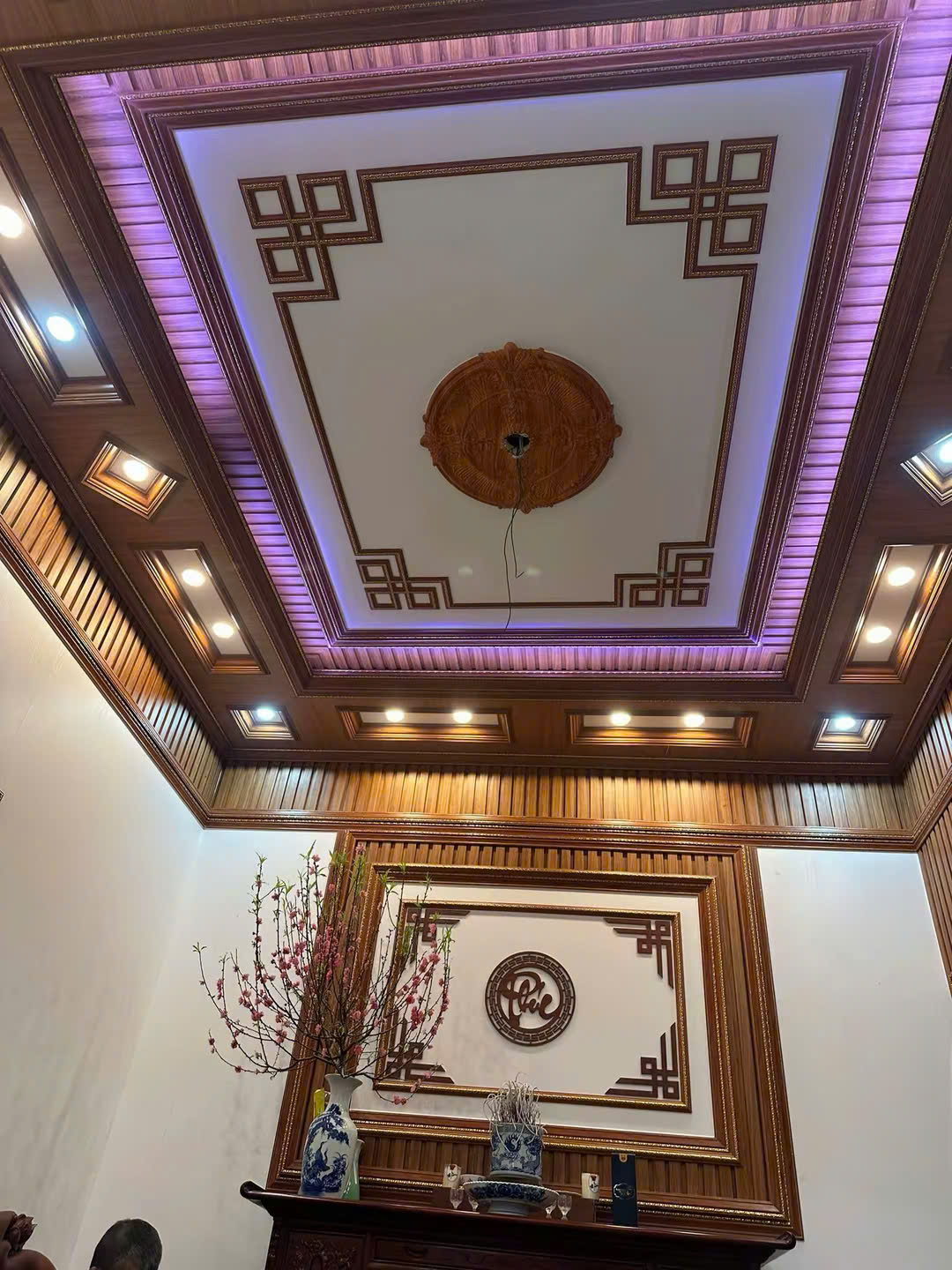 trần nhựa giật cấp giả gỗ