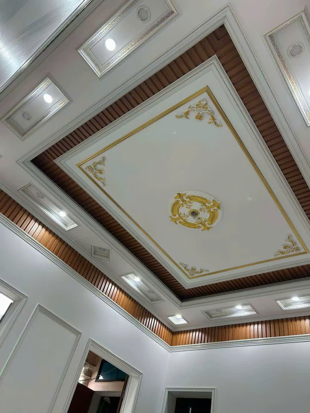trần nhựa nano màu trắng hiện đại