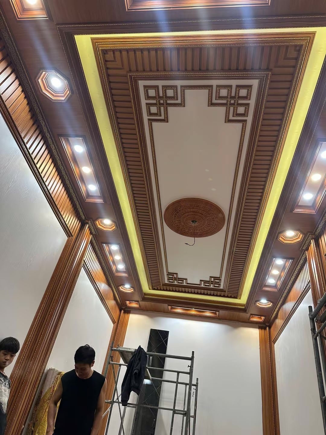trần nhựa phòng khách 2 gian