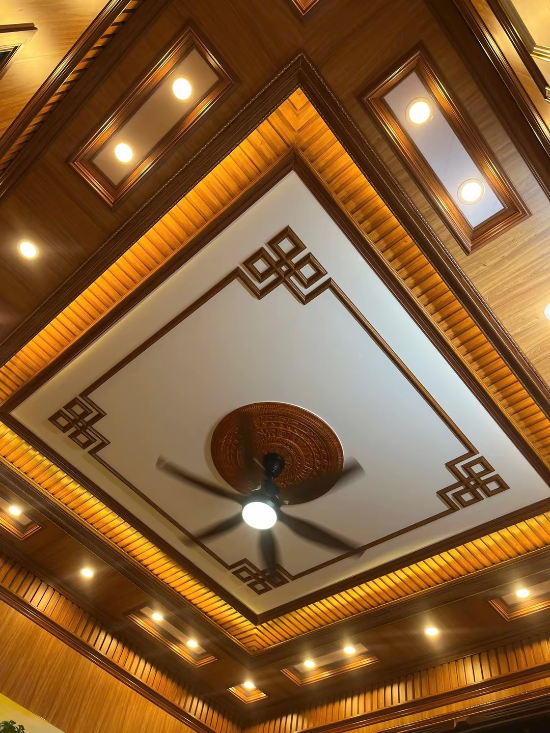 trần nhựa giật cấp phòng ngủ