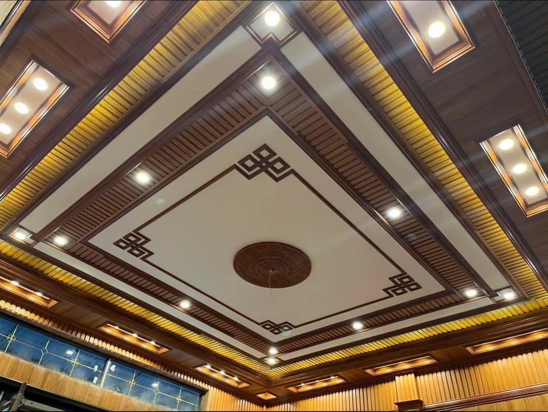 mẫu trần nhựa phòng khách giả gỗ